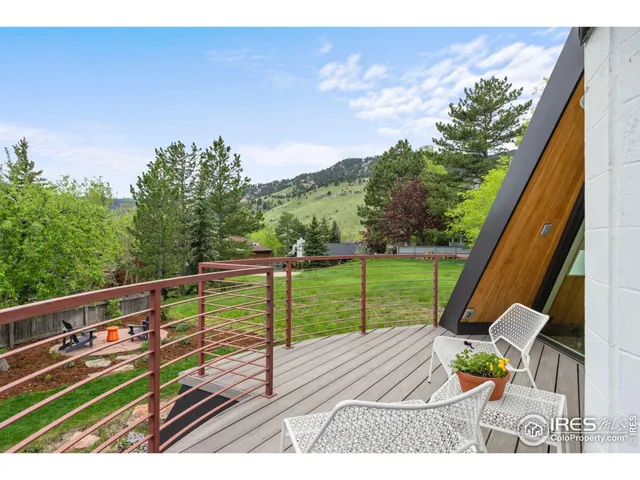 a view of sitting space and garden view