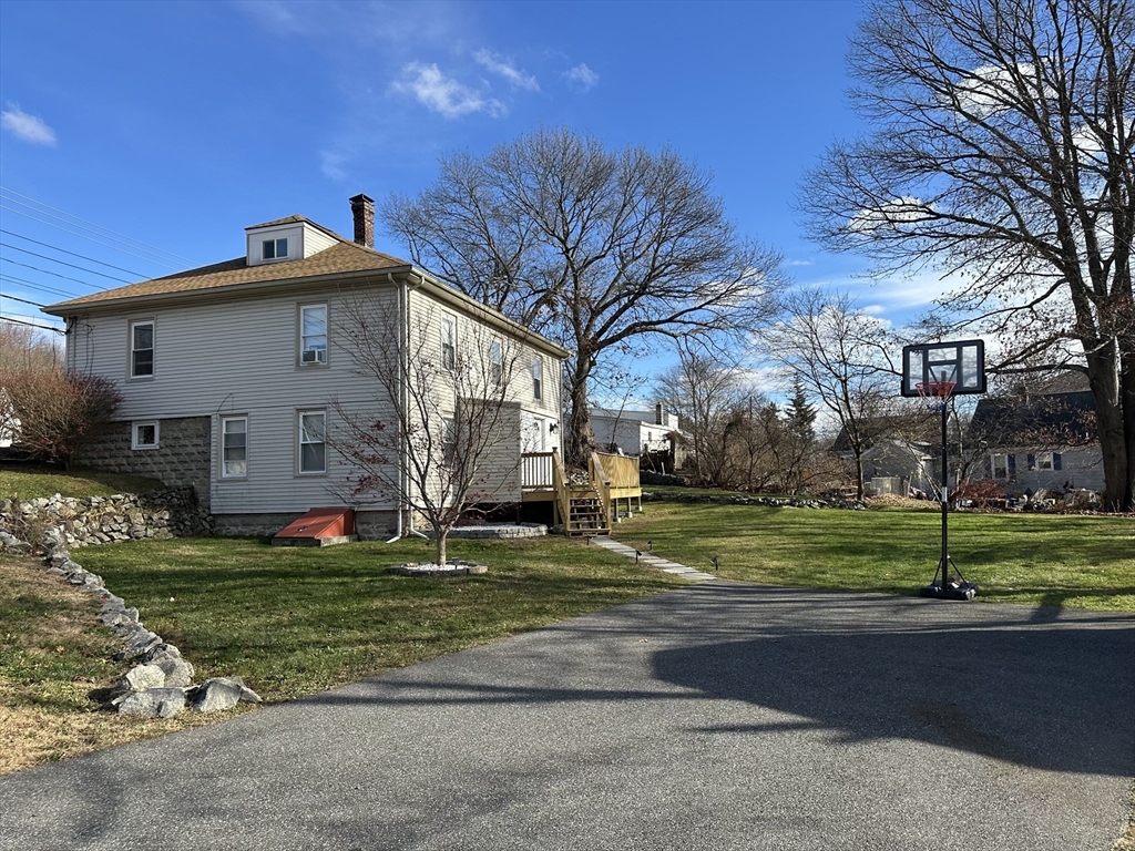 a view of a house with a yard
