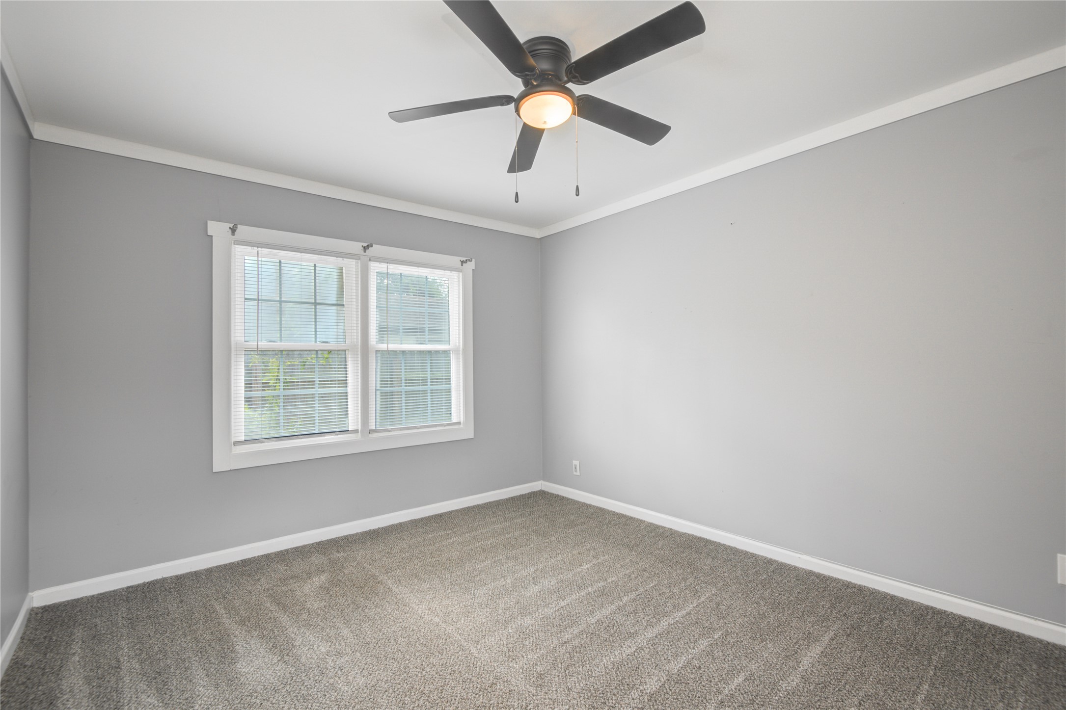 609 Hurst Place Angleton, TX 77515 - Photo 30 of 36 an empty room with a window and a fan