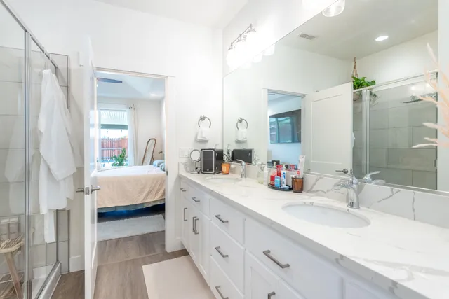 a en suite bathroom with double vanity and a mirror