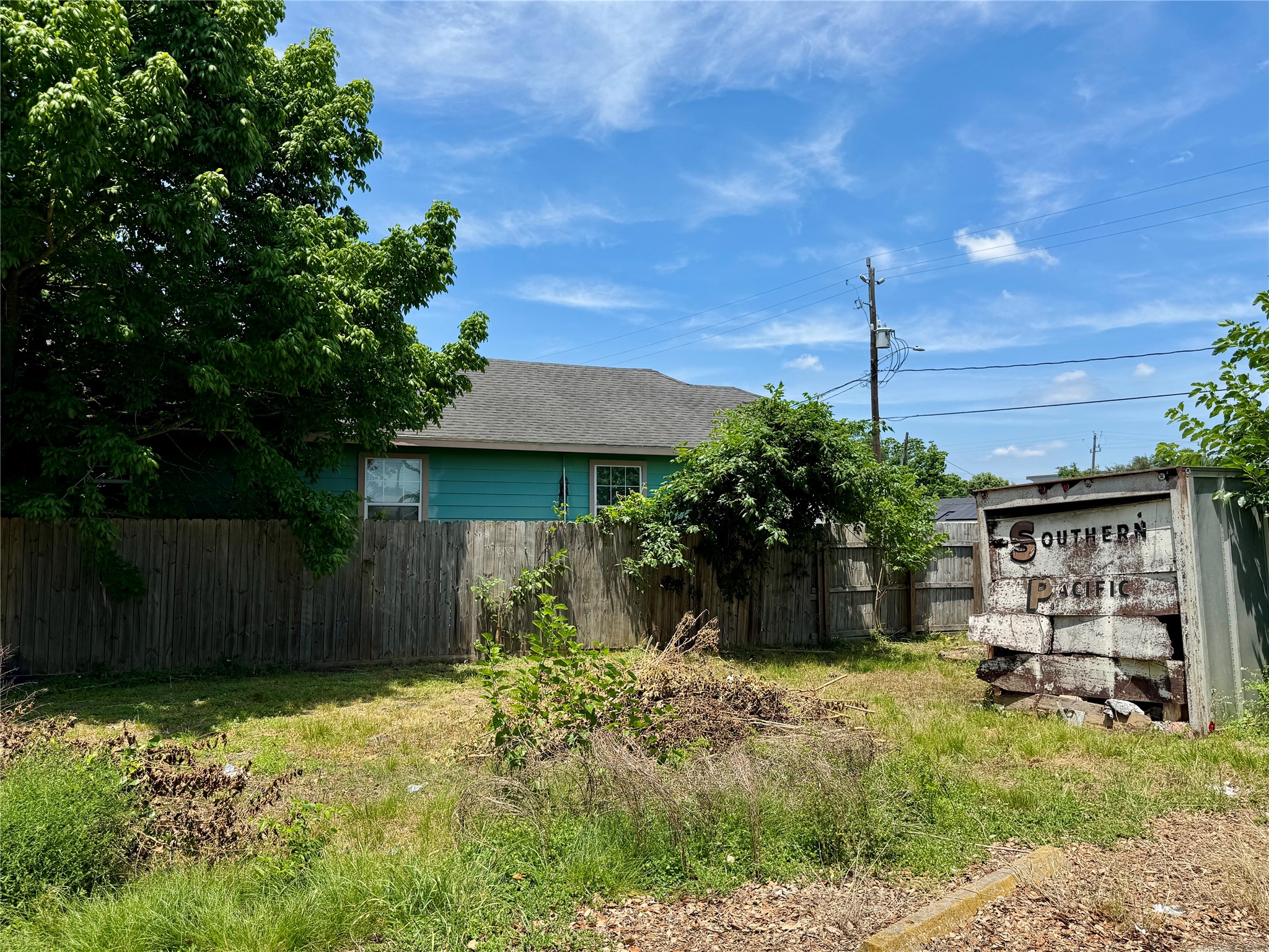7309 North Main Street Houston, TX 77018 - Photo 5 of 6 a front view of a house with garden