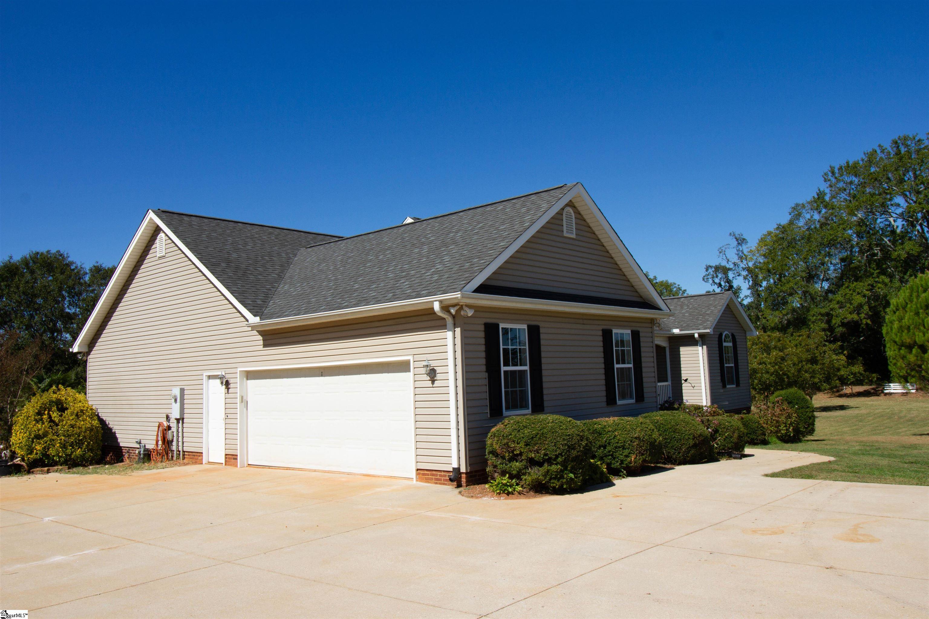 334 Greenpond Road Fountain Inn, SC 29644 - Photo 3 of 36