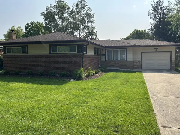 $3,300 | 105 North Phelps Avenue, Arlington Heights, IL 60004
