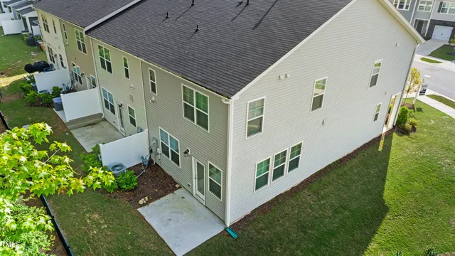 a view of an house with backyard
