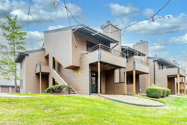 $209,900 | 13819 Amiot Drive, Unit D, Maryland Heights, MO 63146