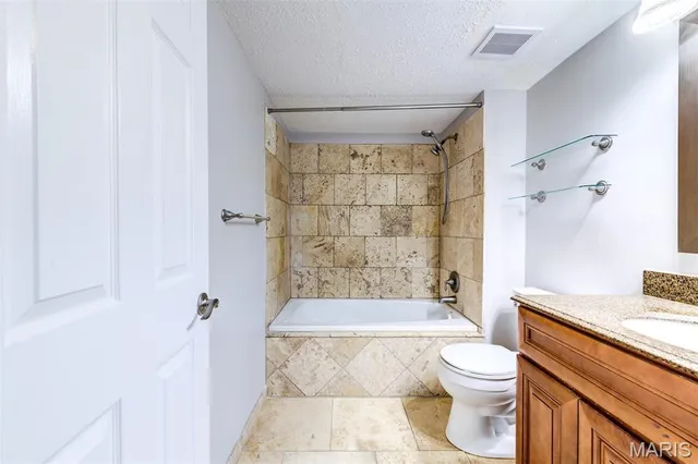 $209,900 | 13819 Amiot Drive, Unit D, Maryland Heights, MO 63146