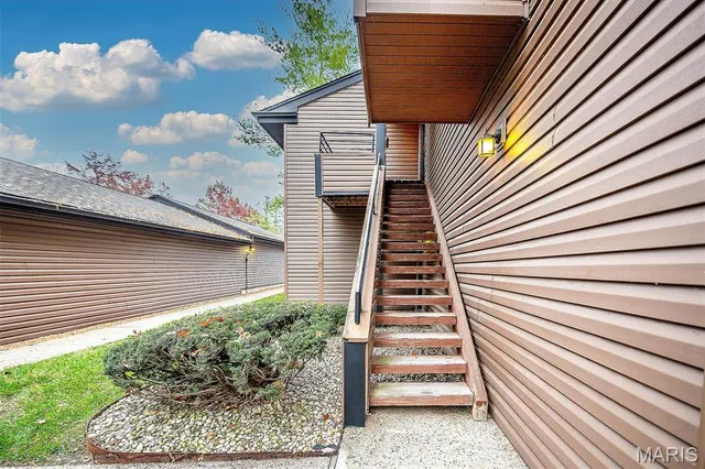 $209,900 | 13819 Amiot Drive, Unit D, Maryland Heights, MO 63146