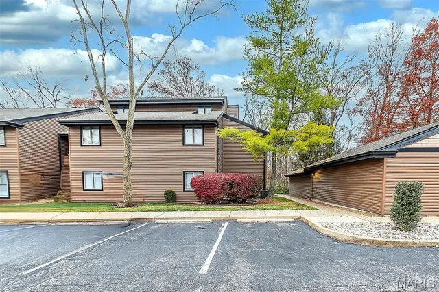 $209,900 | 13819 Amiot Drive, Unit D, Maryland Heights, MO 63146