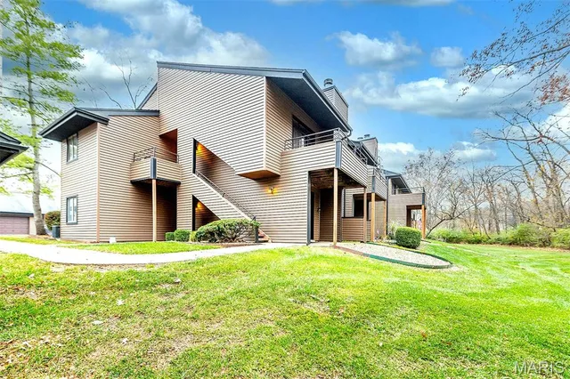 $209,900 | 13819 Amiot Drive, Unit D, Maryland Heights, MO 63146