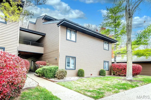 $209,900 | 13819 Amiot Drive, Unit D, Maryland Heights, MO 63146