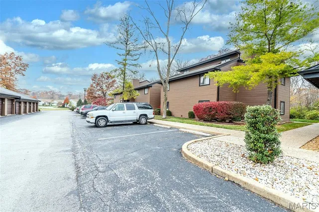 $209,900 | 13819 Amiot Drive, Unit D, Maryland Heights, MO 63146