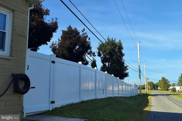 a view of a back yard
