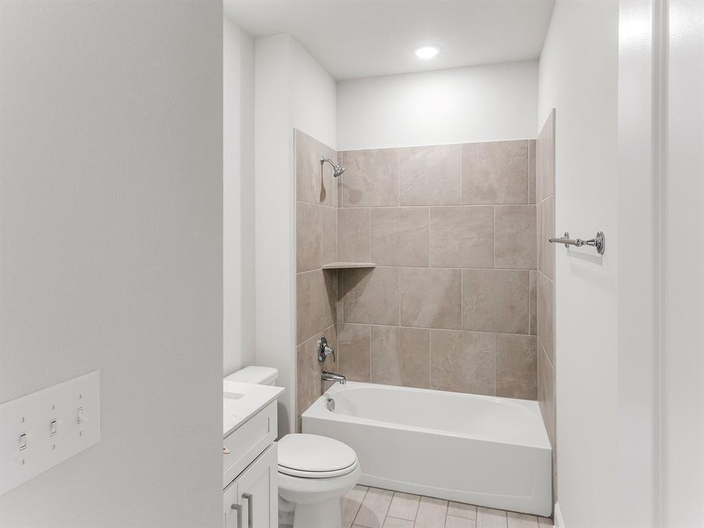 427 Magellan Road Seagoville, TX 75159 - Photo 21 of 25 a bathroom with a bathtub and a toilet