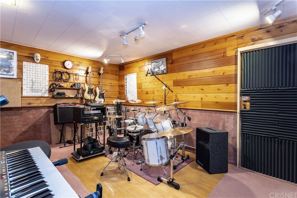 6660 Amigo Avenue Reseda, CA 91335 - Photo 17 of 39