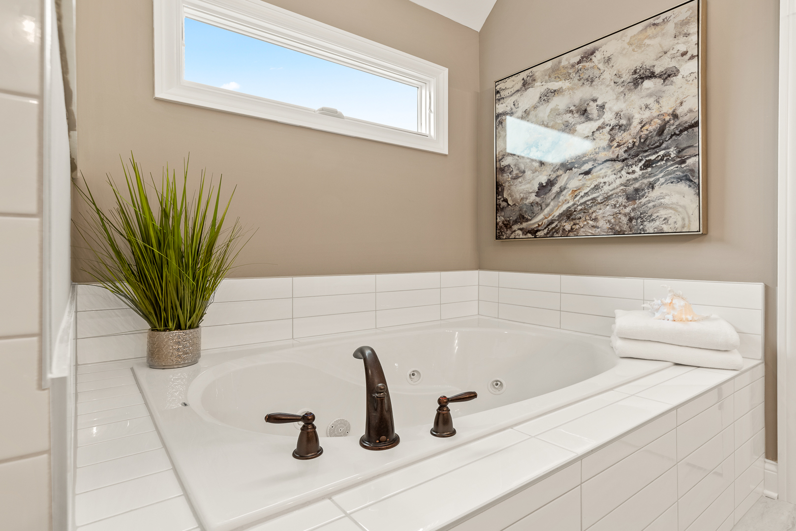 4475 Sassafras Lane Naperville, IL 60564 - Photo 23 of 24 a bathroom with a bathtub and a sink