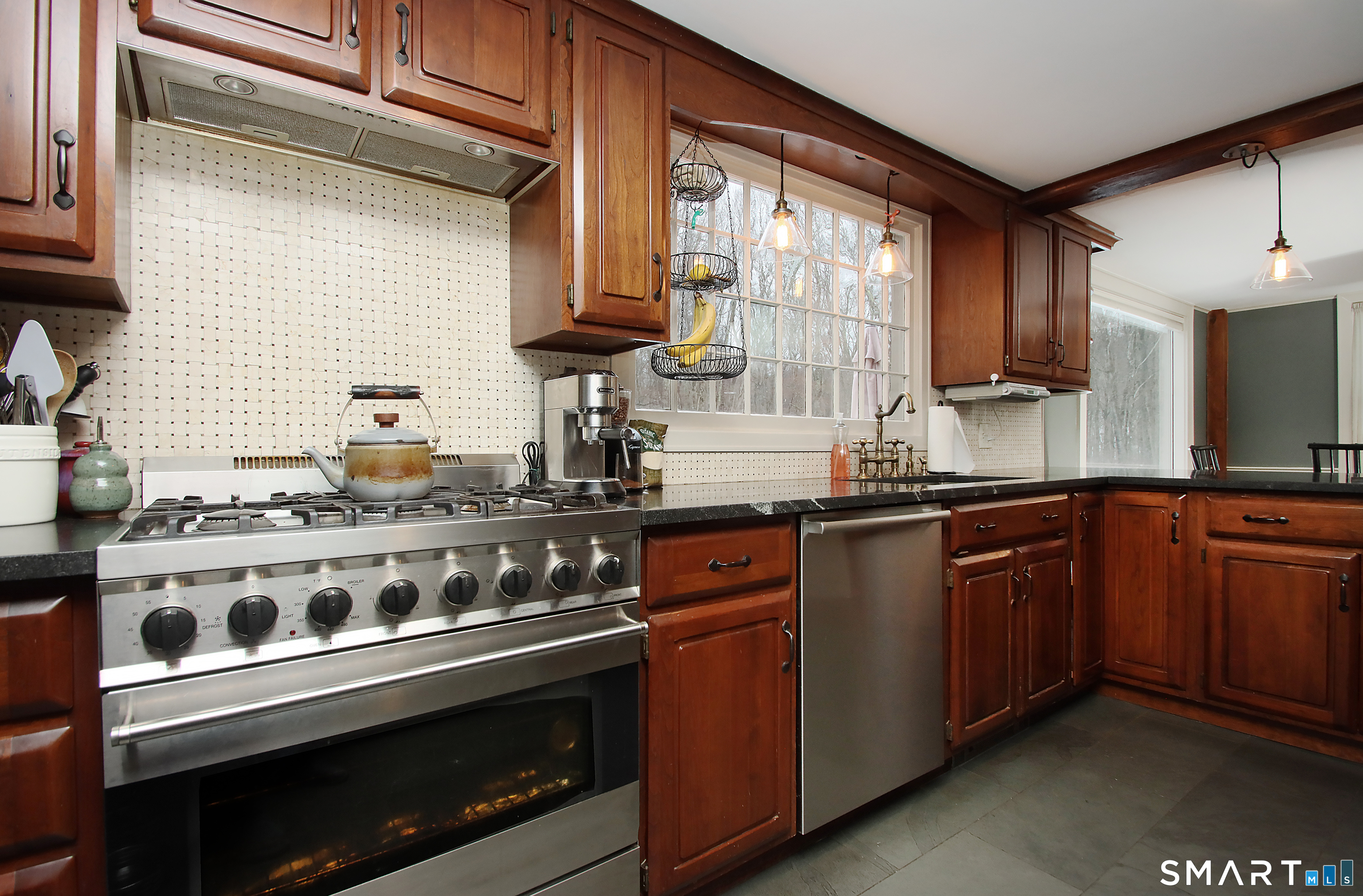 455 Barn Hill Road Monroe, CT 06468 - Photo 4 of 34 Gas stove