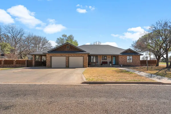$295,000 | 507 Mesa Drive, Plainview, TX 79072