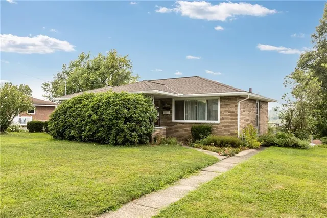 a view of a house with backyard and garden