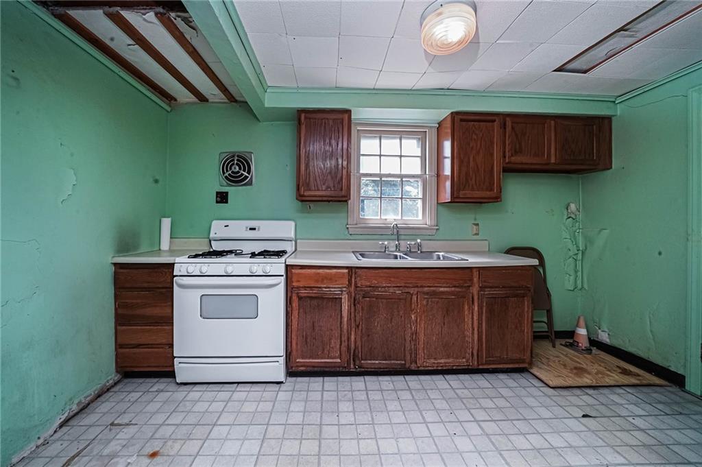 1035 McCoy Road McKees Rocks, PA 15136 - Photo 10 of 29