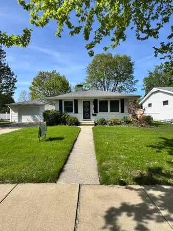 $284,900 | 219 River Drive, DeKalb, IL 60115