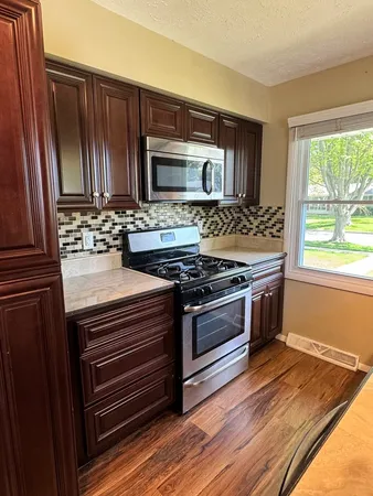 $284,900 | 219 River Drive, DeKalb, IL 60115