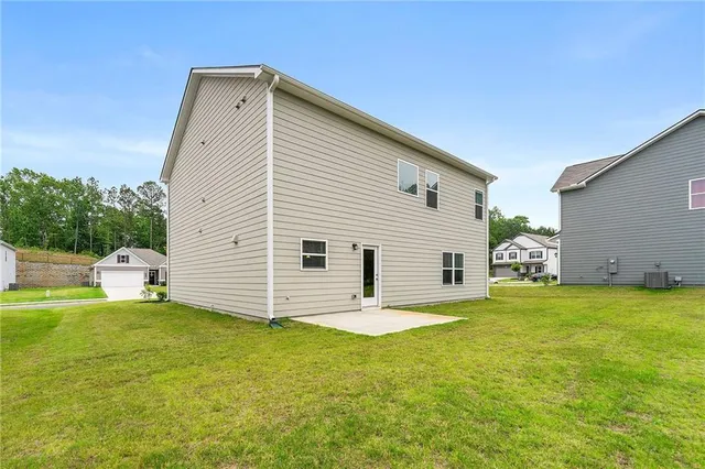 a view of a house with backyard