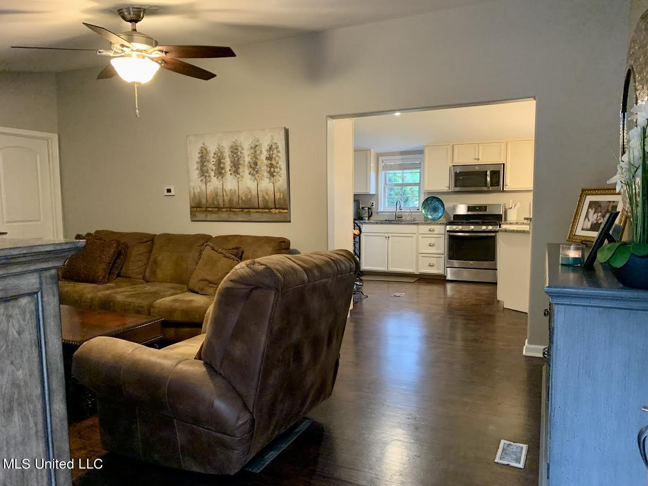 4144 Poplar Corner Road Lake Cormorant, MS 38641 - Photo 2 of 19 E61346F3-1AA7-4384-9A22-84C7AC04BBCC