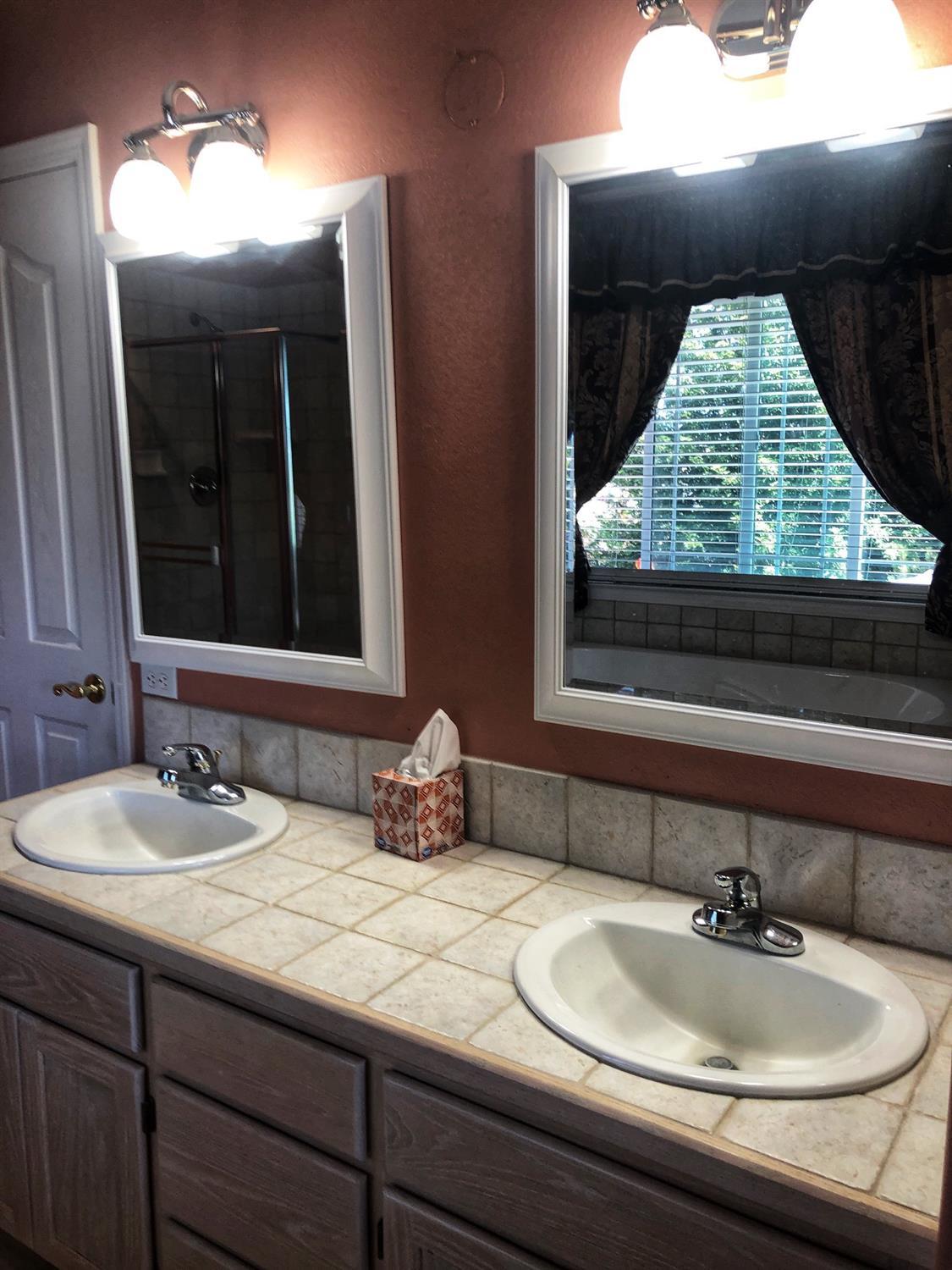 5915 Springcrest Way Klamath Falls, OR 97603 - Photo 12 of 24 Master bathroom