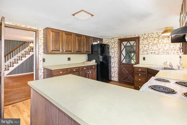 a kitchen that has a cabinets and a stove