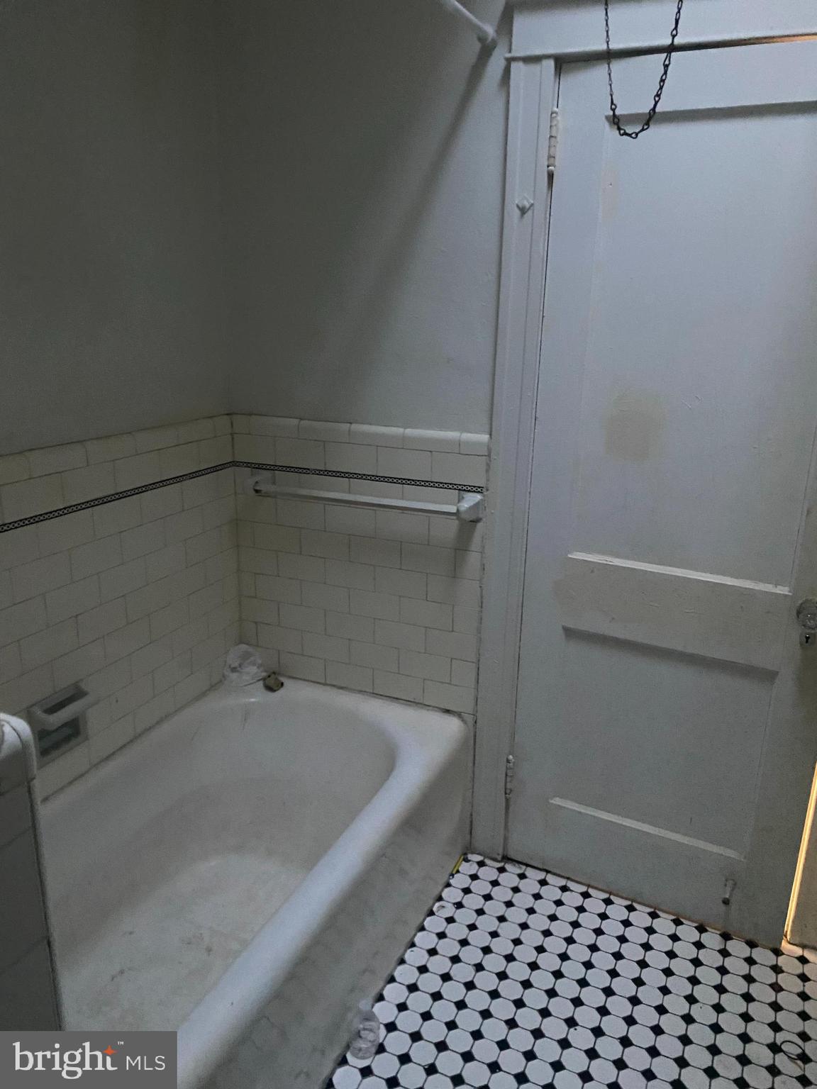 89 Lamport Road Upper Darby, PA 19082 - Photo 16 of 22 a bathroom with a bathtub