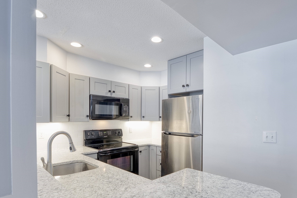 26 Drake Circle, Unit 26 Walpole, MA 02081 - Photo 7 of 34