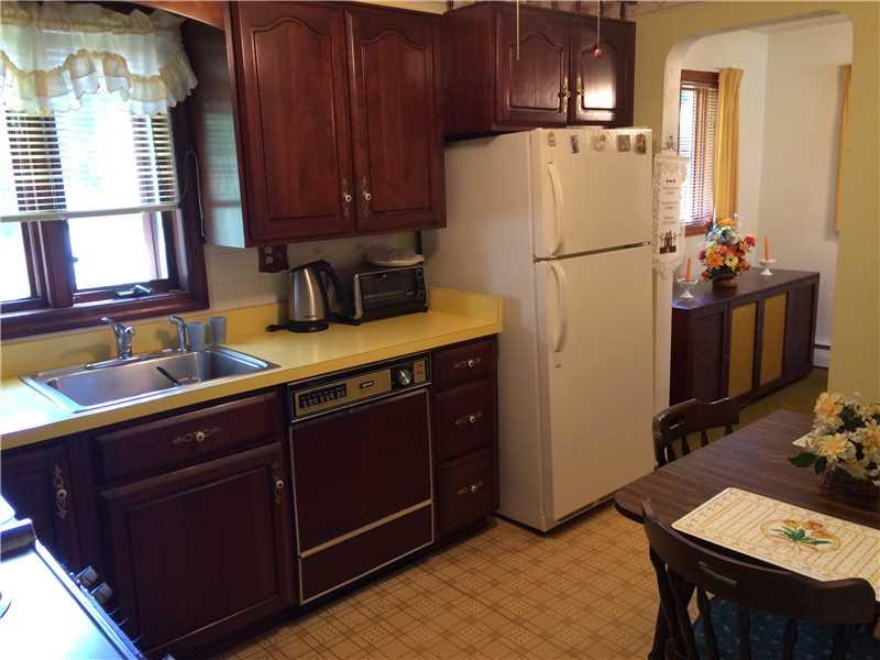 18 East Ridge Road Coraopolis, PA 15108 - Photo 6 of 24 Kitchen. Eat -in Kitchen for your entertaining