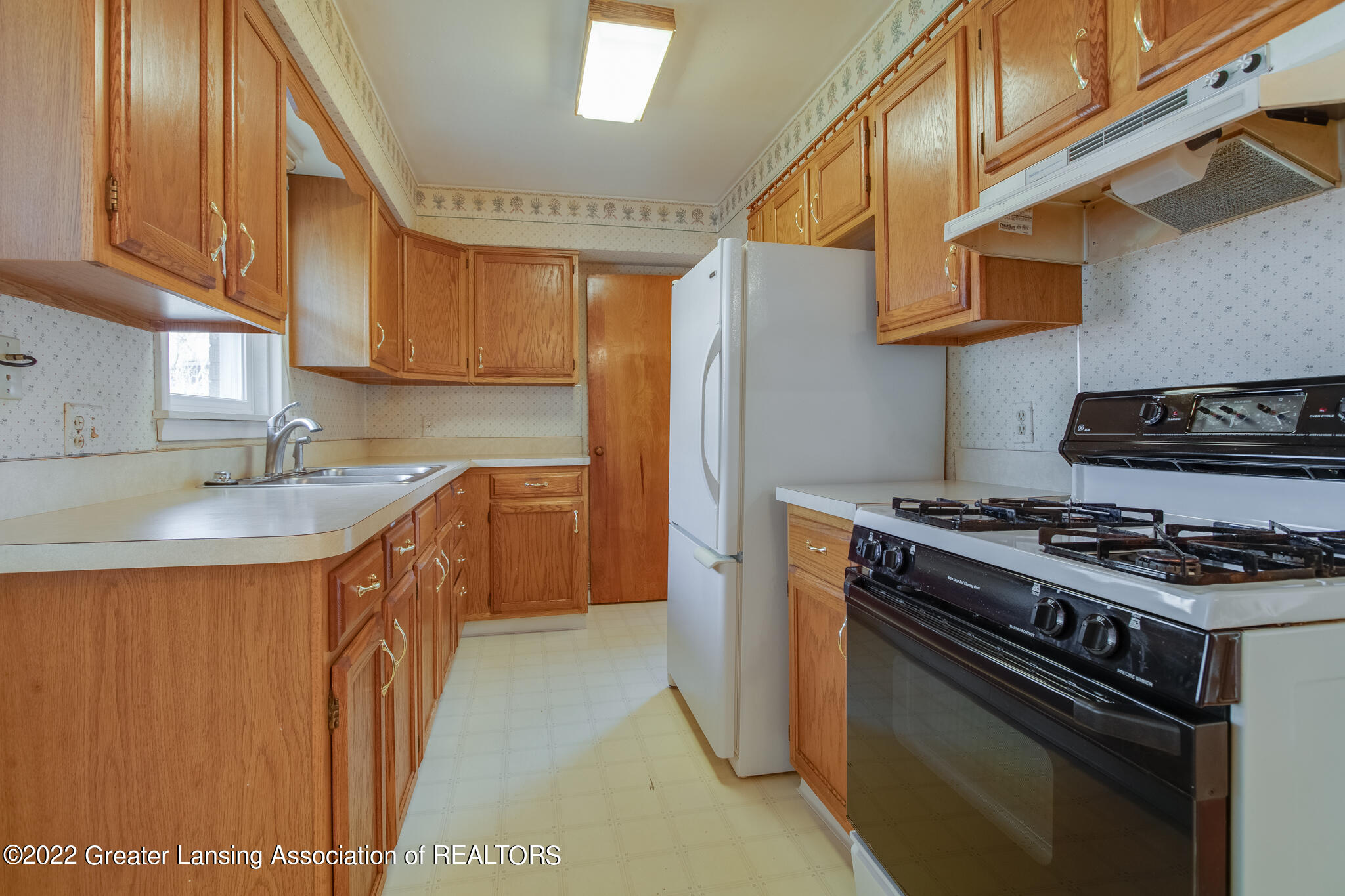 2712 Fairfax Road Lansing, MI 48910 - Photo 10 of 27 kitchen 1