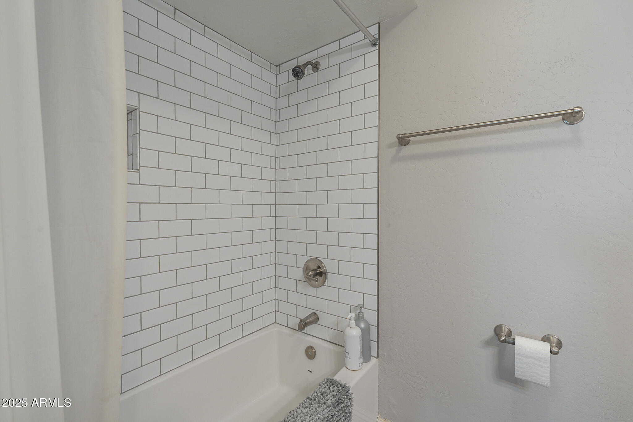 2914 East Cactus Road Phoenix, AZ 85032 - Photo 33 of 49 a bathroom with a bathtub