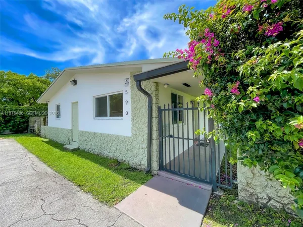 $1,700 | 592 Northeast 150th Street, Unit 1, Miami, FL 33161