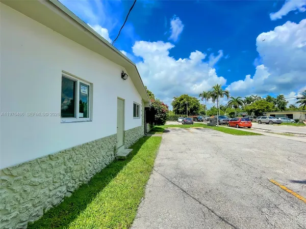 $1,700 | 592 Northeast 150th Street, Unit 1, Miami, FL 33161