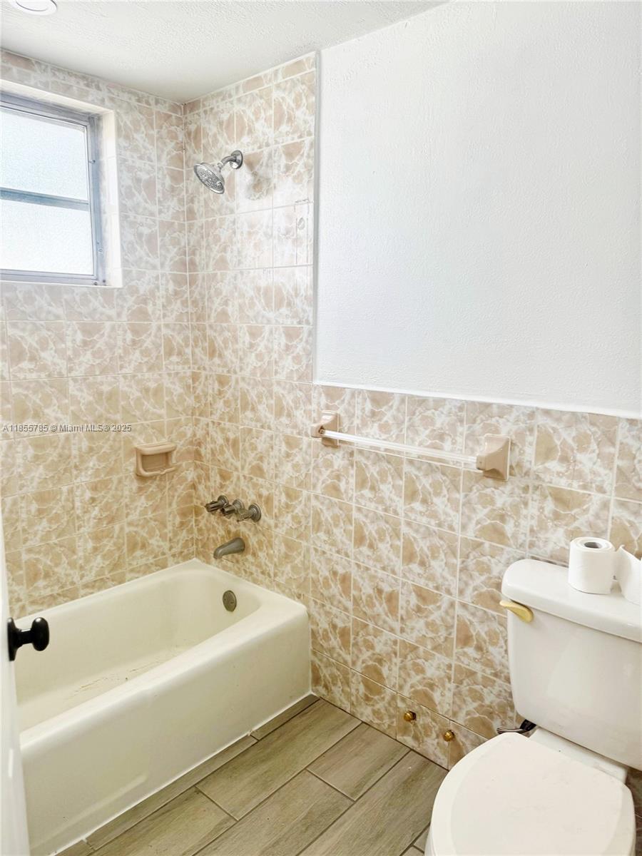 359 West 12th Street, Unit 2 Hialeah, FL 33010 - Photo 8 of 20 a bathroom with a toilet and a bathtub