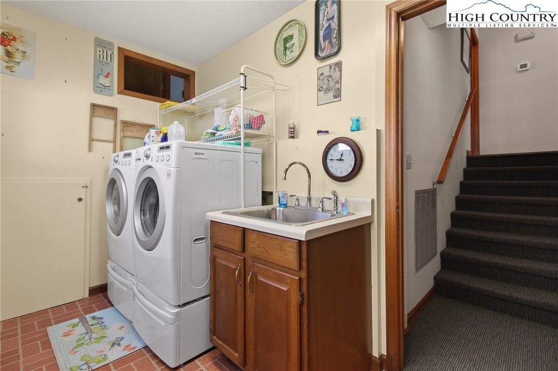 454 Huckleberry Trail Boone, NC 28607 - Photo 20 of 36 a utility room with dryer and washer