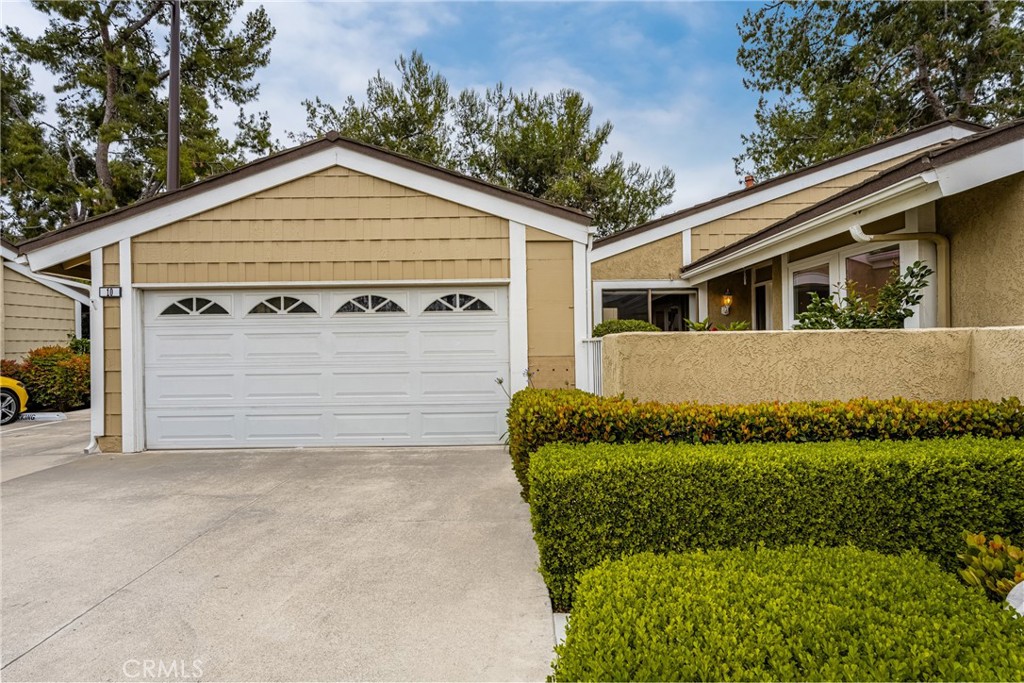 10 Greenbriar, Unit 31 Irvine, CA 92604 - Photo 29 of 46 a front view of a house with a yard