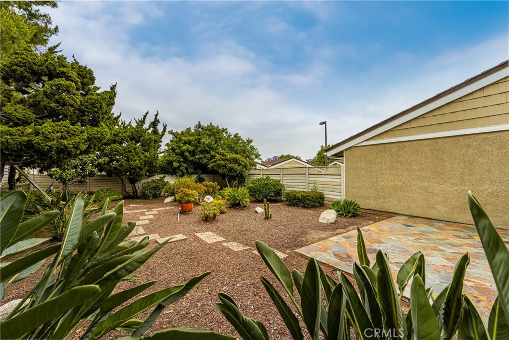 10 Greenbriar, Unit 31 Irvine, CA 92604 - Photo 32 of 46 a view of a backyard with plants and entertaining space