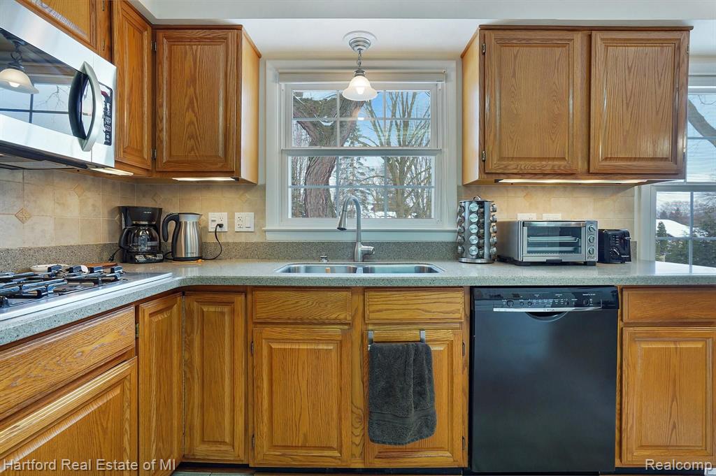26184 Steele Road Farmington Hills, MI 48331 - Photo 9 of 38