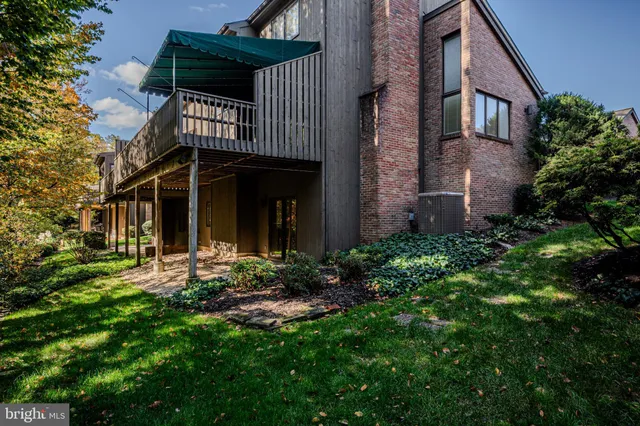 a view of a house with backyard