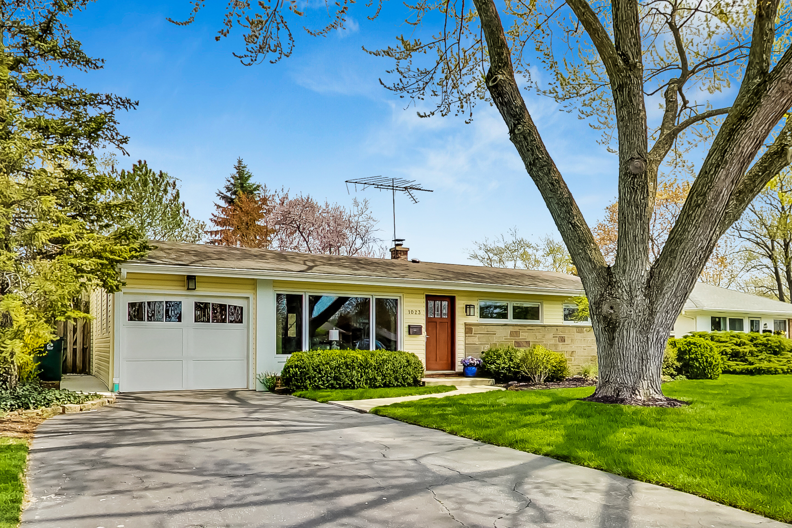 1023 Whitfield Road Northbrook, IL 60062 - Photo 1 of 34