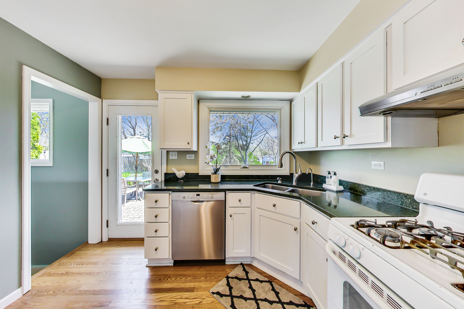1023 Whitfield Road Northbrook, IL 60062 - Photo 8 of 34
