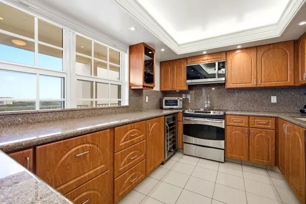 $2,900 | 3507 Oaks Way, Unit 911, Pompano Beach, FL 33069