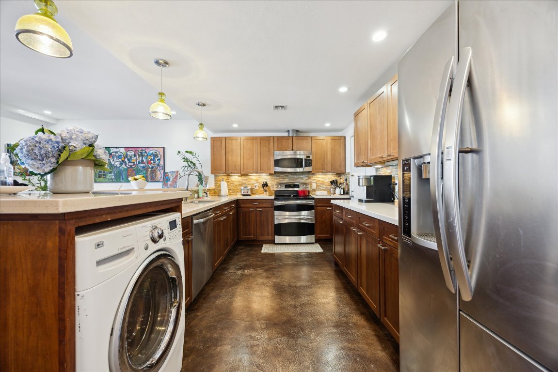 1801 Lavaca Street, Unit 11A Austin, TX 78701 - Photo 4 of 21 a large kitchen with stainless steel appliances lots of counter top space