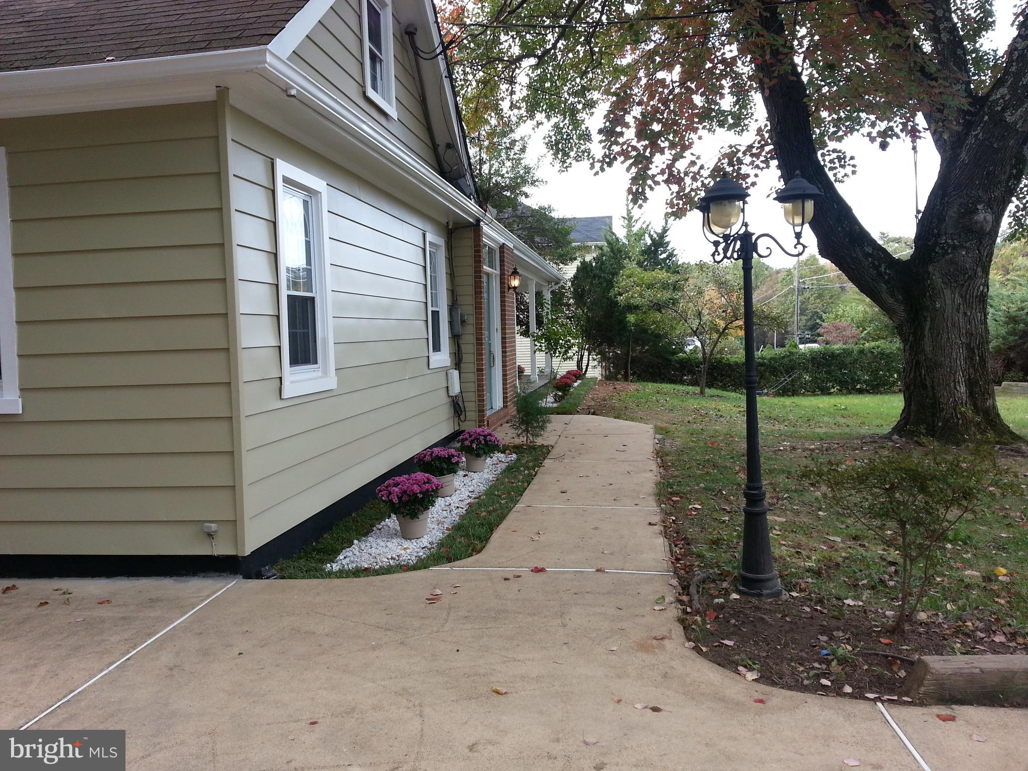 2063 Woodford Road Vienna, VA 22182 - Photo 2 of 26