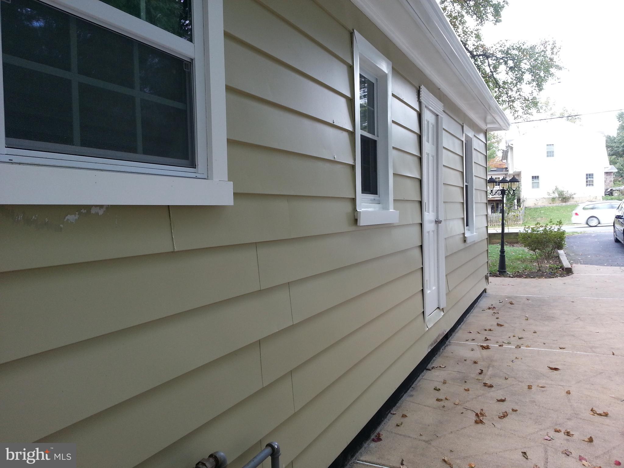 2063 Woodford Road Vienna, VA 22182 - Photo 3 of 26