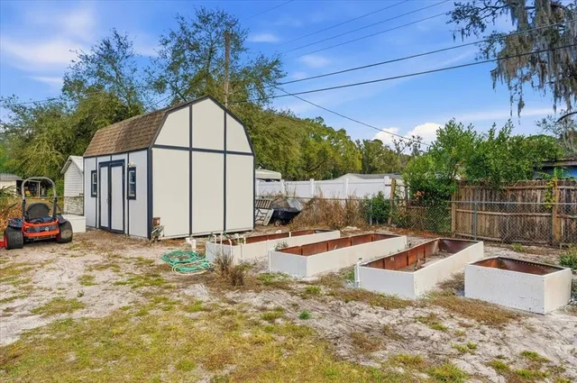 a view of a backyard