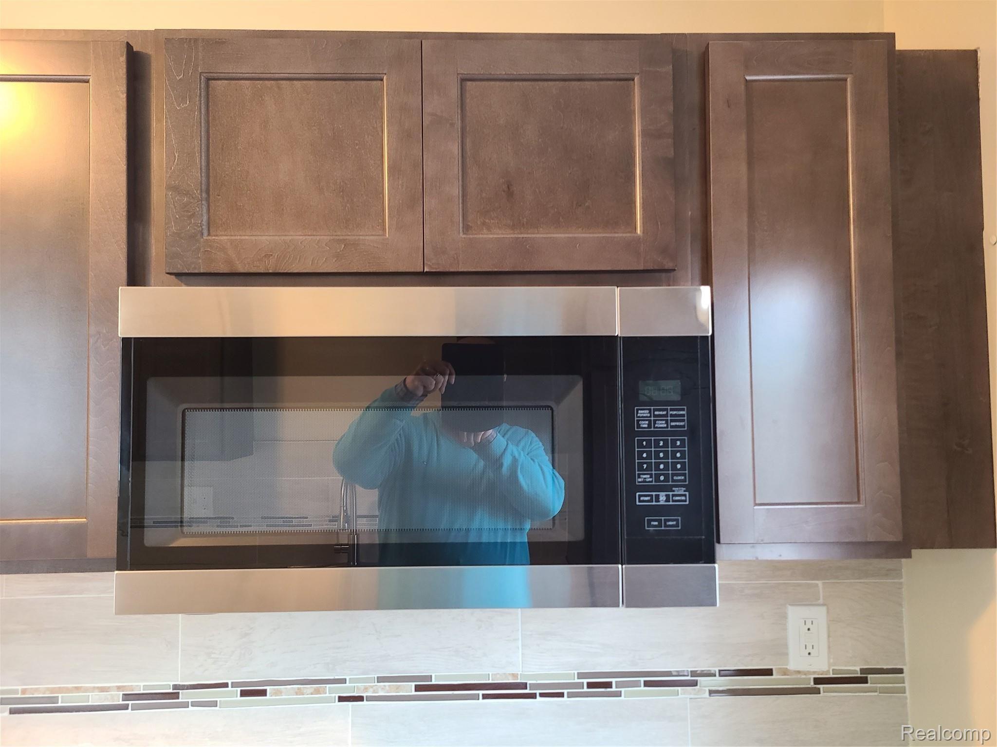 19457 Inkster Road Livonia, MI 48152 - Photo 7 of 16 New microwave